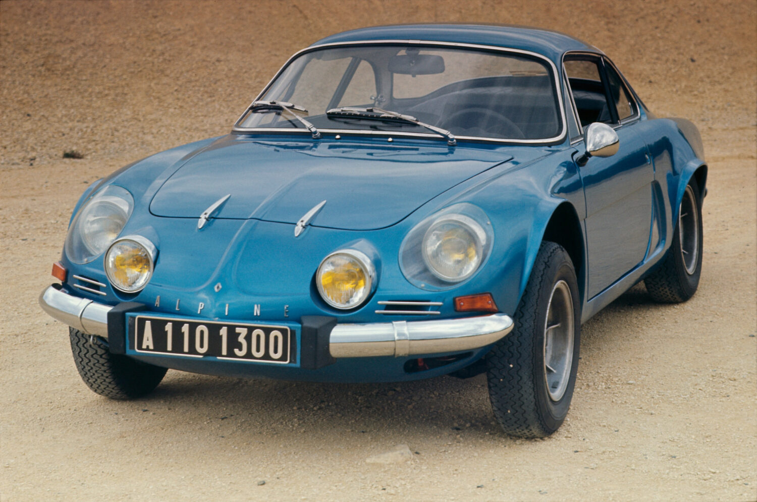 2021 - Story Alpine - 50 shades of blue: an iconic colour in motion