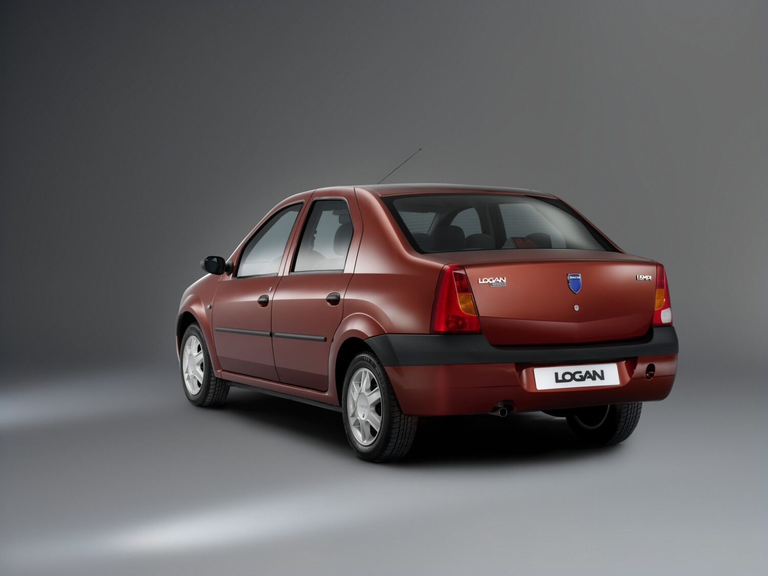2004 - Dacia LOGAN (2).jpg