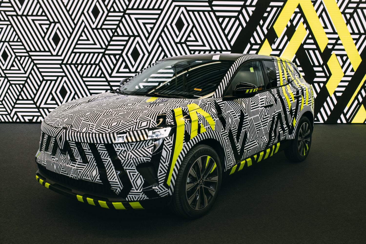 2022 - Story All-New Renault Austral: Hiding style with style