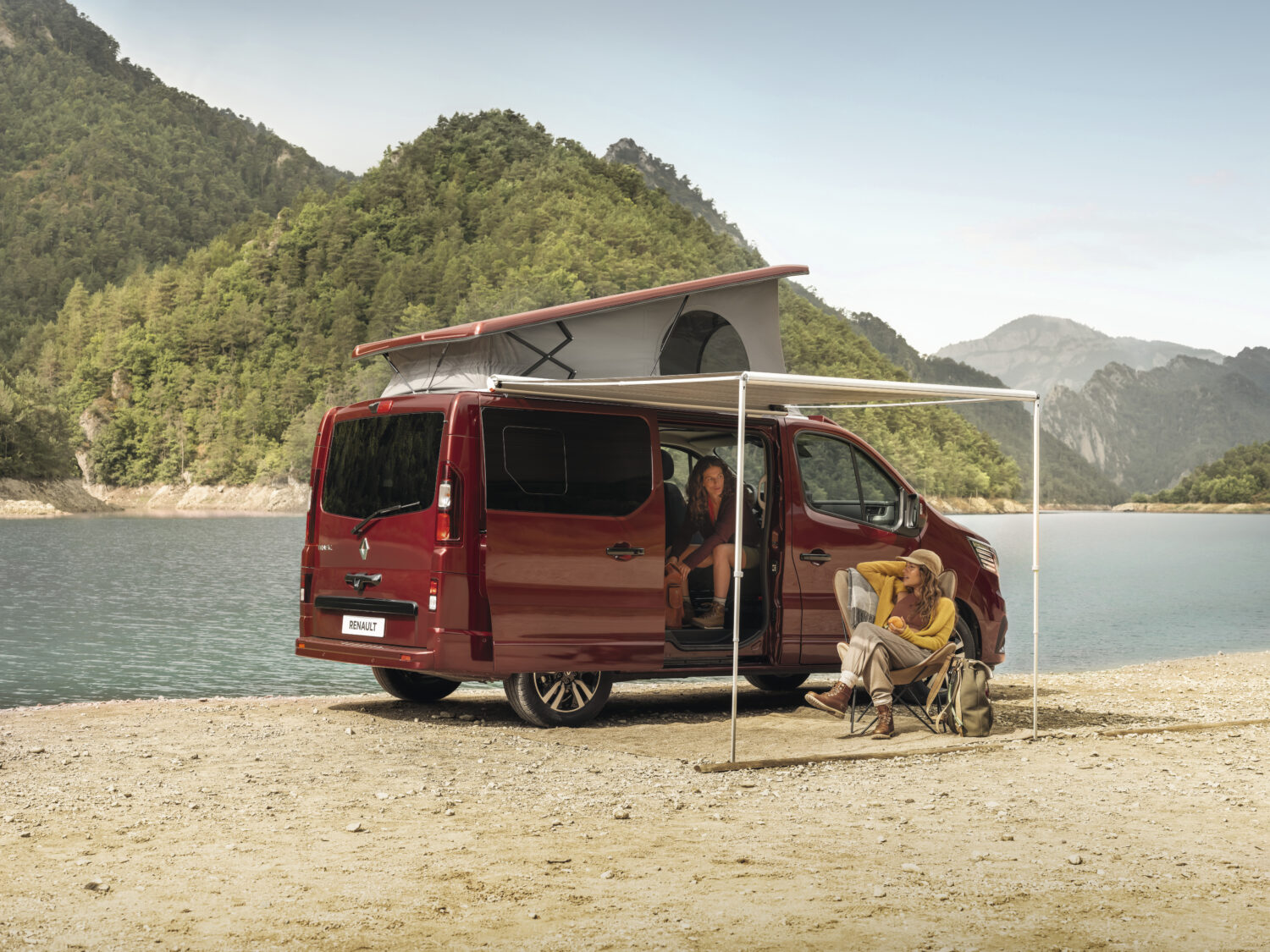 2022 - Story - All-new Renault Trafic SpaceNomad_ your place in the sun